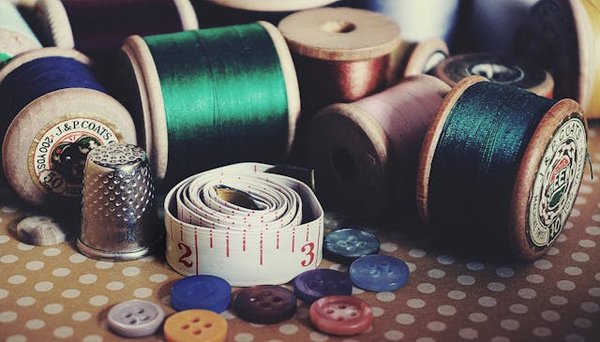 Comment les techniques de broderie traditionnelle sont-elles transmises de génération en génération ?