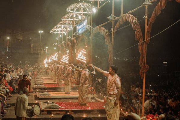 Comment les rituels funéraires des civilisations anciennes sont-ils représentés dans l'art ?