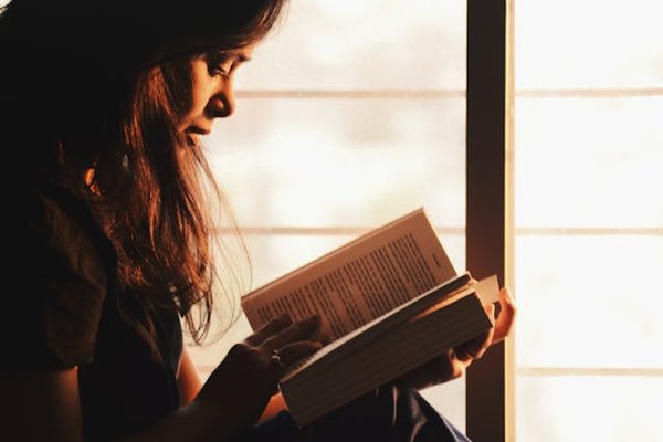 Comment organiser une soirée de lecture de contes pour adultes dans une bibliothèque ancienne?