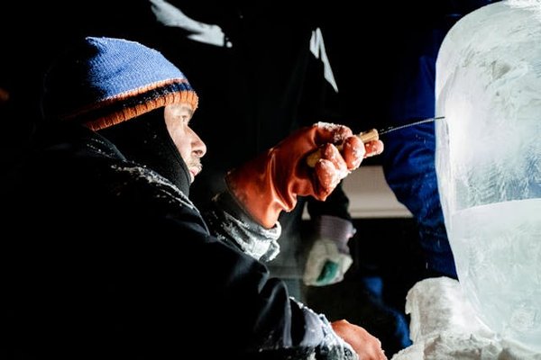 Comment les techniques de la sculpture sur glace sont-elles maîtrisées par les artistes contemporains ?
