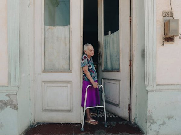Comment intégrer des activités physiques pour seniors dans les maisons de retraite?